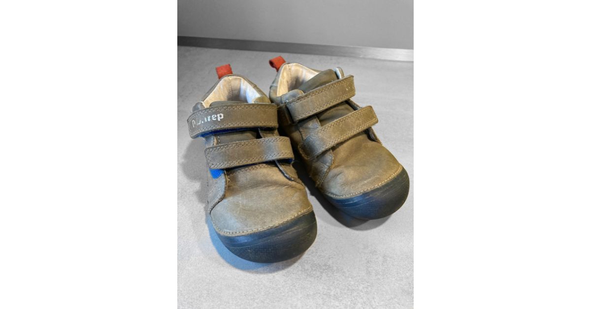 Stylová přeměna vyšisovaných dětských botiček renovace botiček doma Stříbrný krém na dětské okopané boty použití v praxi Shoe Cream 402 Brilliant Silver trg the one fotka před a po zkušenost doma jak na opravu dětský-3